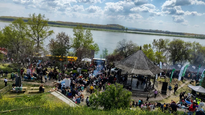 Faleza a fost locul ideal pentru iubitorii de peşte. FOTOGRAFII: Cornelia Mazilu
