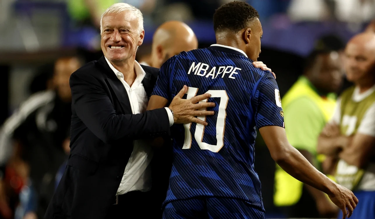 Didier Deschamps (stânga) va lipsi de la următorul meci de la Mondial (FOTO: EPA)