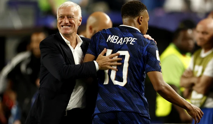 Didier Deschamps (stânga) va lipsi de la următorul meci de la Mondial (FOTO: EPA)