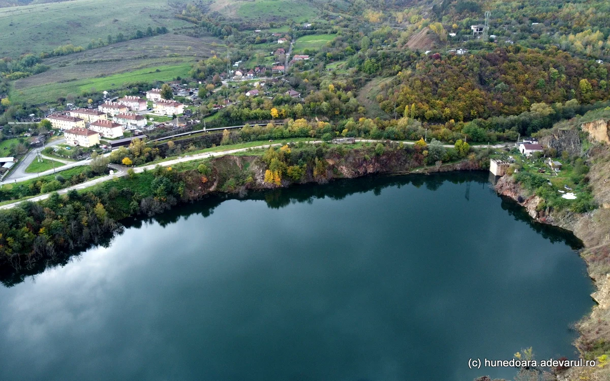Lacul Teliucului și cartierul muncitoresc. Foto: Daniel Guță