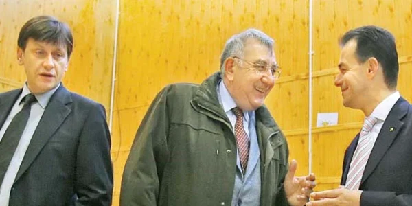 Andrei Chiliman (centru) a întrerupt comunicarea cu Crin Antonescu 