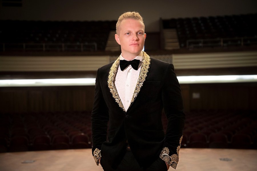 “Asul din mânecă” al tenorului Ştefan von Korch. El va debuta pe 26 Iulie la Palermo în CARMINA BURANA