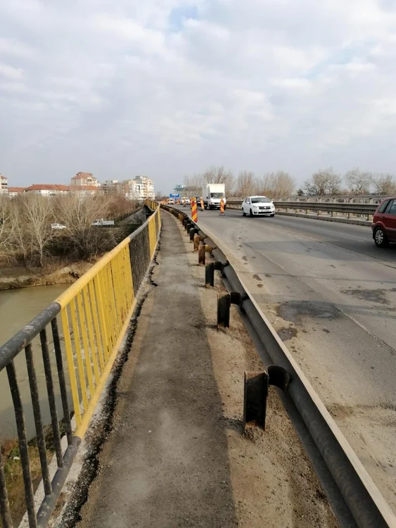 Femeia a încercat să se arunce de pe pod în râul Ialomiţa FOTO Adevărul