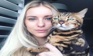 E evident că pisica din imagine nu are niciun chef de selfie urile stăpânei jpeg