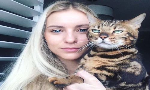 E evident că pisica din imagine nu are niciun chef de selfie urile stăpânei  jpeg