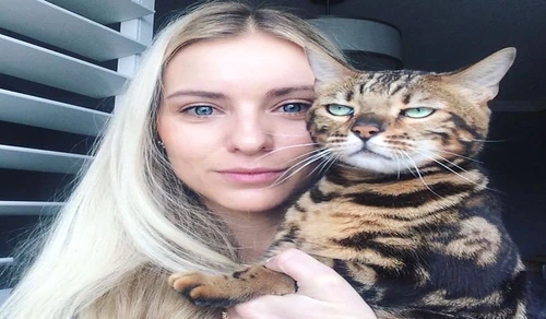 E evident că pisica din imagine nu are niciun chef de selfie urile stăpânei  jpeg