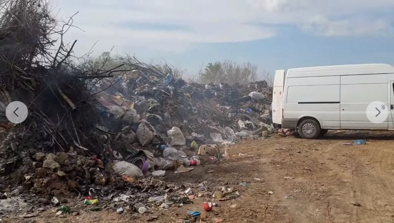 Munţi de deşeuri, aruncate la marginea localităţii Borăneşti FOTO Caputură video Facebook/Octavian Berceanu