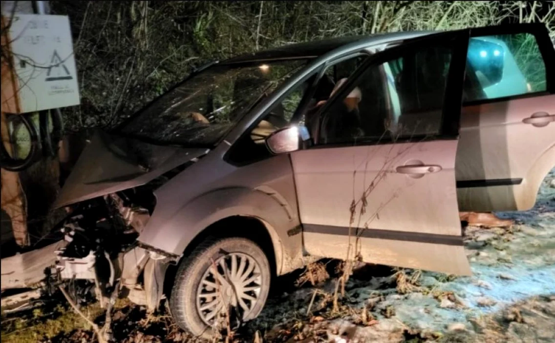 Șase persoane, între care doi copii, rănite după ce o mașină a intrat într un stâlp  Foto ISU CLUJ jpg