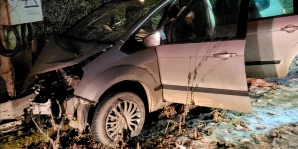 Șase persoane, între care doi copii, rănite după ce o mașină a intrat într un stâlp  Foto ISU CLUJ jpg