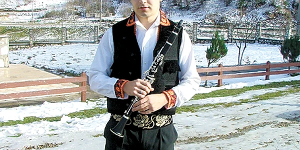 Mircea iubeşte muzica populară