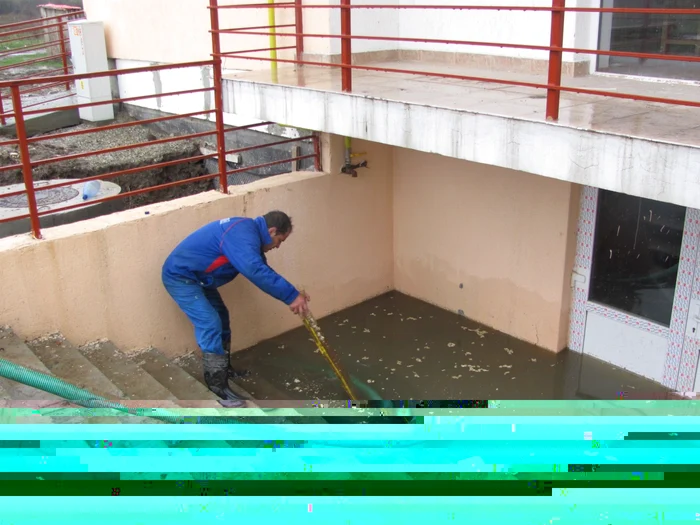 Muncitorii au încercat să scoată apa cu o motopompă