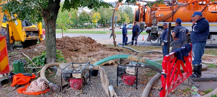 Lucrătorii CAO nu pot preciza cât va dura întreruperea alimentării cu apă FOTO: Cătălin Fircoiu