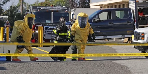 Interventie la un posibil atac cu gaz sarin la sediul Facebook din California FOTO EPA-EFE / John G Mabanglo 