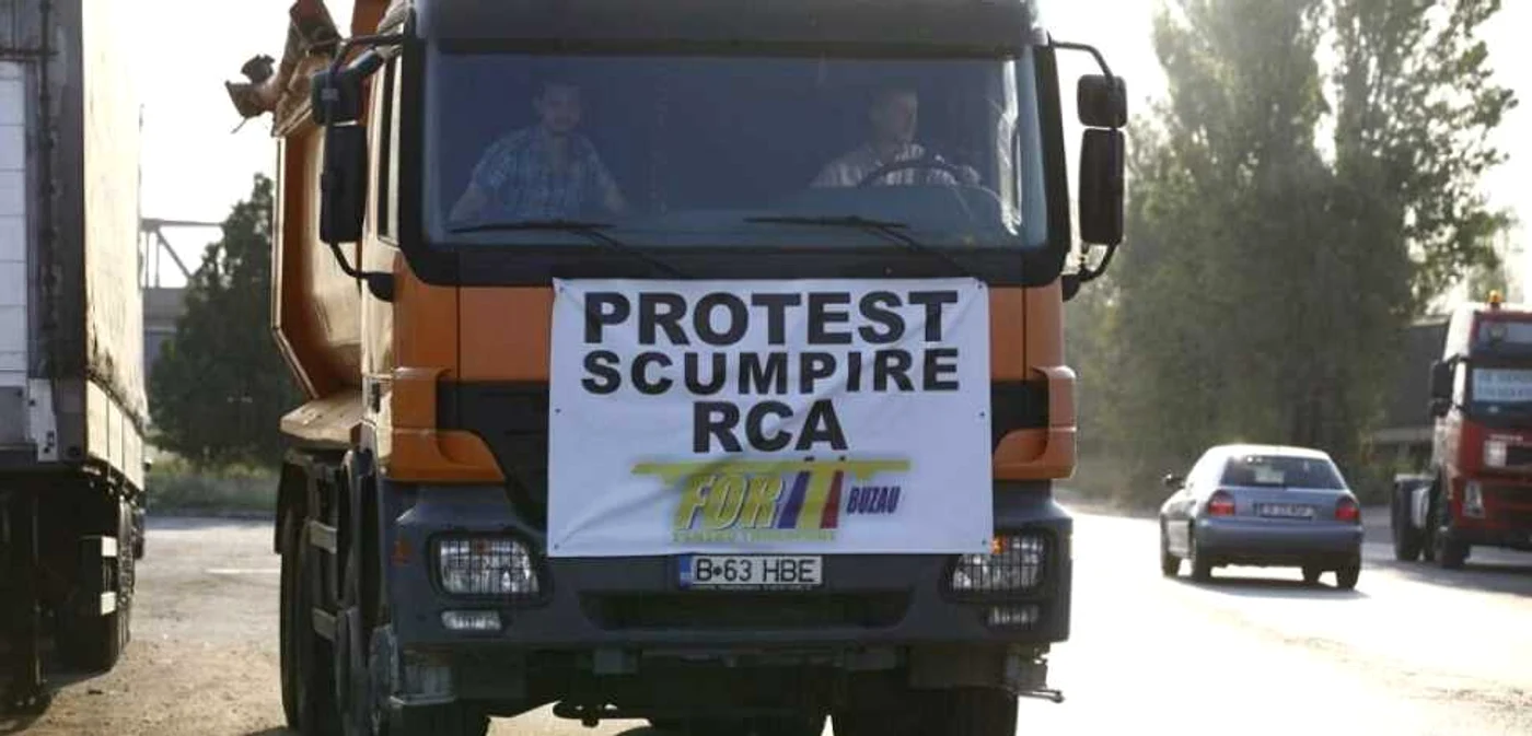 Transportatorii spun că nu mai pot rezista pe piaţă din cauza scumpirii poliţelor RCA din ultimii ani