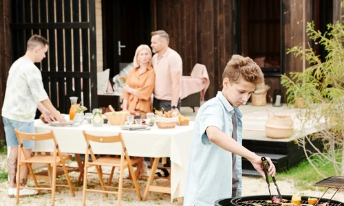 cina in familie gradina vara jpg