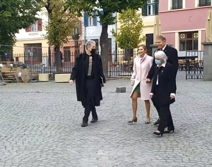 8 carmen iohannis mini roz klaus iohannis biserica evanghelica din sibiu 7 jpg jpeg