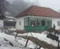 Casă distrusă de alunecarea de teren de la Slătioara Vâlcea în urma căreia şoseaua care face legătura cu Vaideeni a dispărut pe o lungime de 50 metri Foto Adevărul