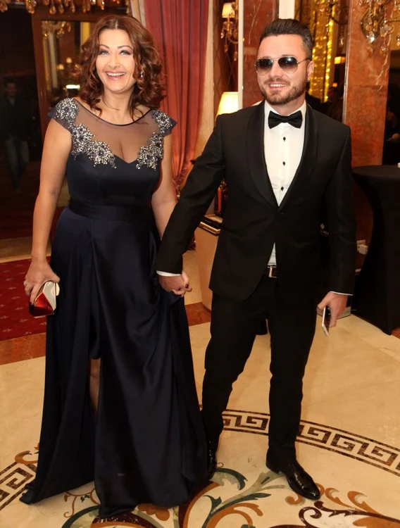 Gabriela Cristea a salvat aparanţele cu decolteul răvăşitor