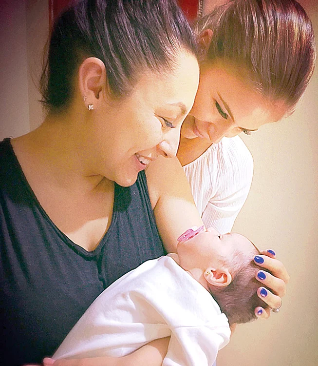 
    Anamaria Feher,  înduioșată de fina  ei, Eva Maria Ioana  