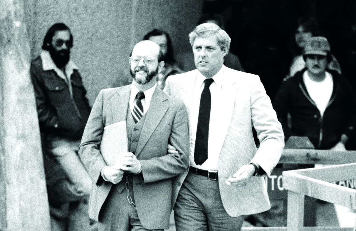 Spionul John Walker (stânga), condus către un centru de detenție (© Getty Images)