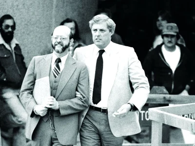 Spionul John Walker (stânga), condus către un centru de detenție (© Getty Images)