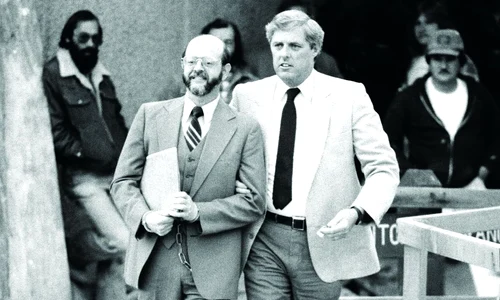 Spionul John Walker (stânga), condus către un centru de detenție (© Getty Images)