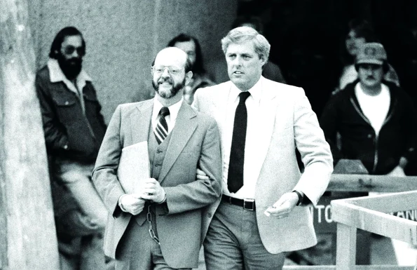 Spionul John Walker (stânga), condus către un centru de detenție (© Getty Images)