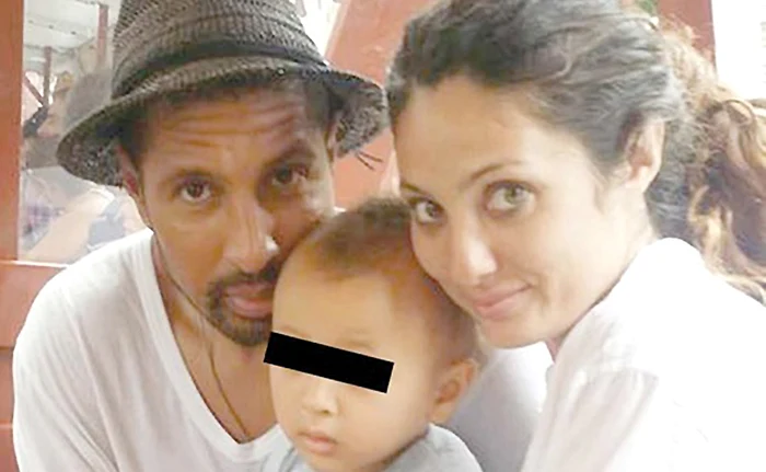 
    Claudia, alături  de Jeremy şi  de fiul lor, Noah  