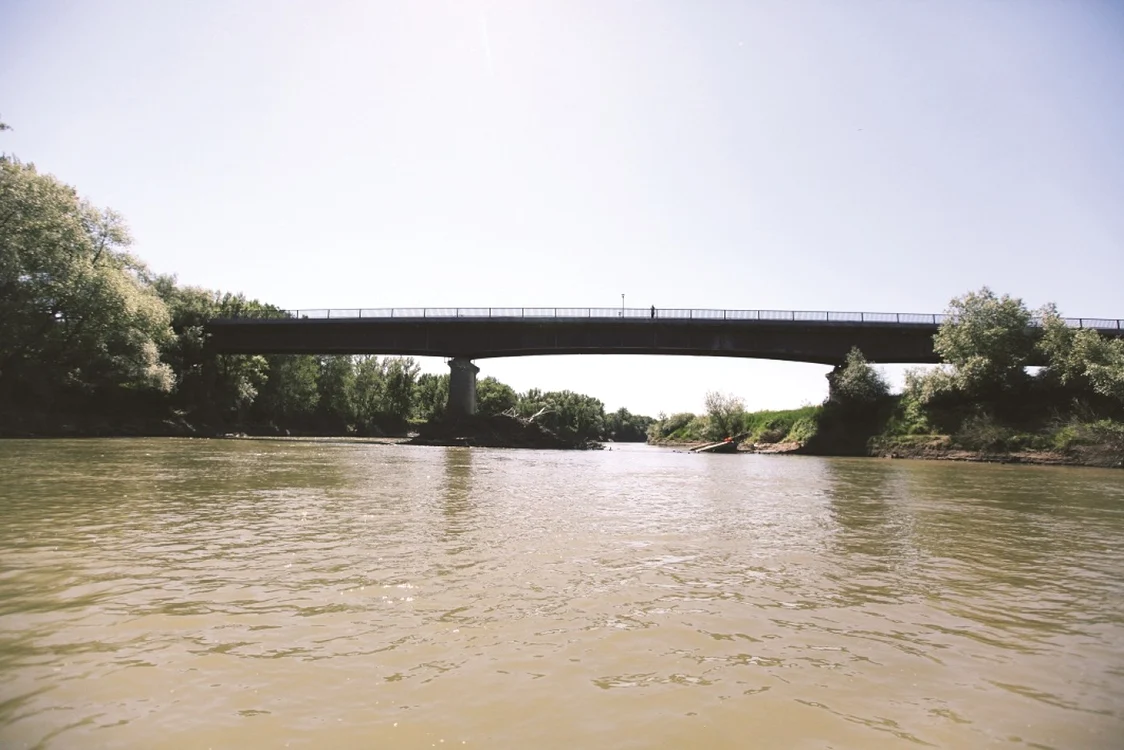 Unul dintre puţinele poduri peste râul Prut FOTO Adevărul