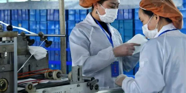 În china continuă producţia de măşti datorită cererii foarte mari din Italia. Fabrica Handan. FOTO Profiemdia