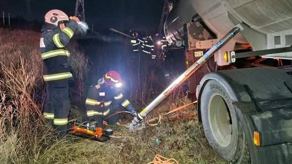 O cisternă cu 34 de tone de benzină şi motorină a derapat și a ieșit în decor, la Brazi