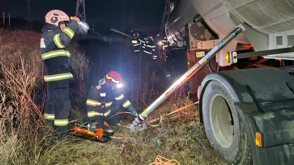O cisternă cu 34 de tone de benzină şi motorină a derapat și a ieșit în decor, la Brazi