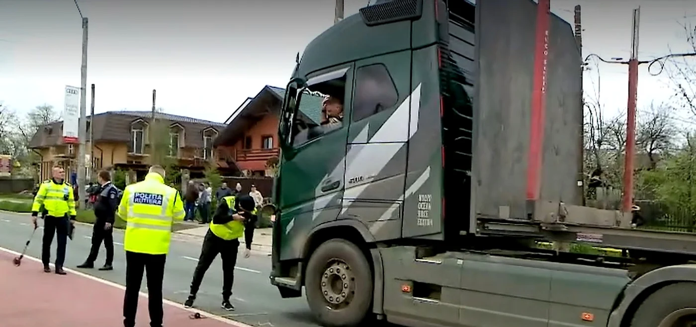 Băiețelul de 3 ani a murit pe loc după ce a fost lovit de un camion / Foto: Captură ProTV