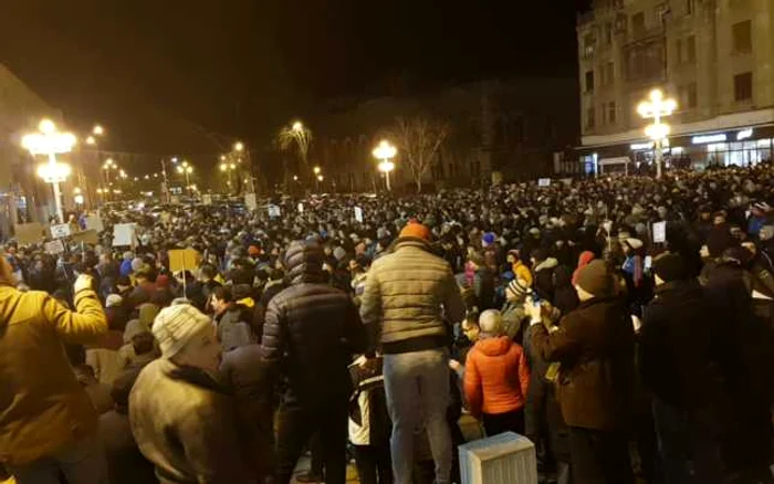 Timişorenii se strâng în Piaţa Victoriei