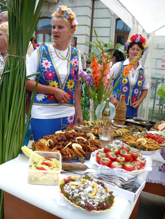 Gospodinele așteaptă oaspeții cu masa pusă