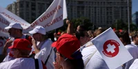 Sindicaliști ai Sanitas protestează în fața guvernului, București 3 iunie 2026. Inquam Photos / George Călin