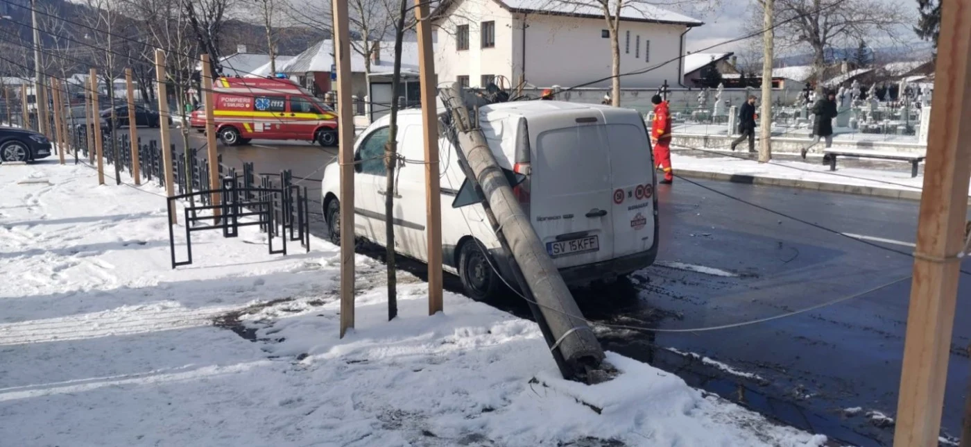 Maşină avariată pe strada Eroilor FOTO ISU Neamţ