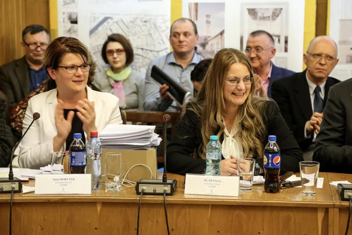 Olah Emese (cea din dreapta). În stânga este fostul viceprimar al Clujului, Horvath Anna FOTO UDMR Cluj