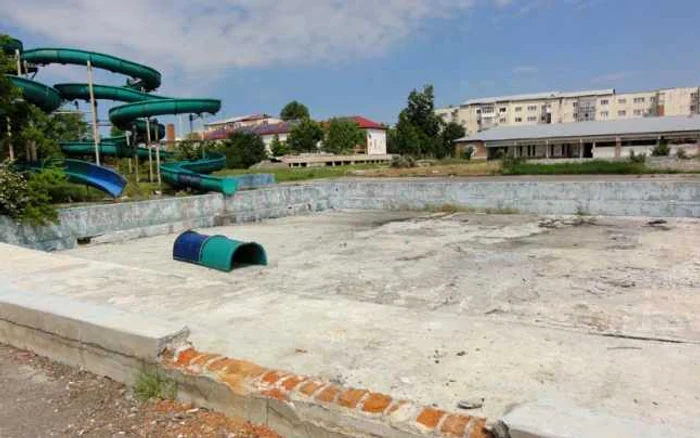 Ştrandul din cartierul Progresul arată dezolant... (Foto: Mugurel Manea)