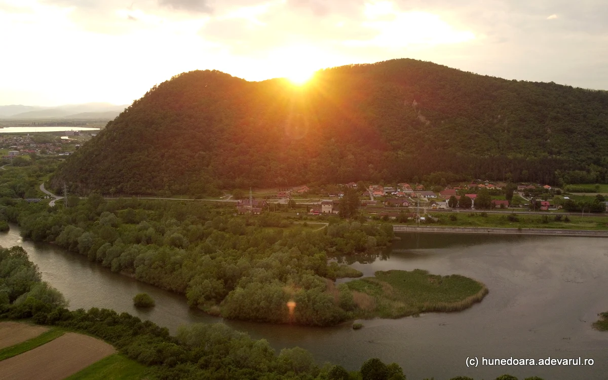 Dealul Orlea, la poalele căruia ar fi fost găsită Comoara lui Decebal. Foto: Daniel Guță
