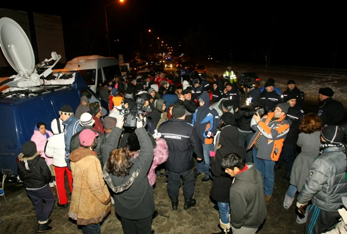 O parte a protestatarilor au plecat când au venit jandarmii şi poliţiştii