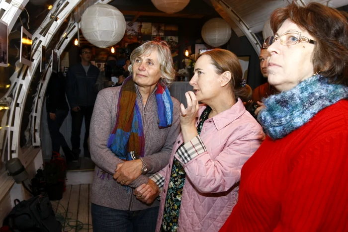 Mama Teodorei Maftei (stânga) și-a văzut abia după două zile fiica