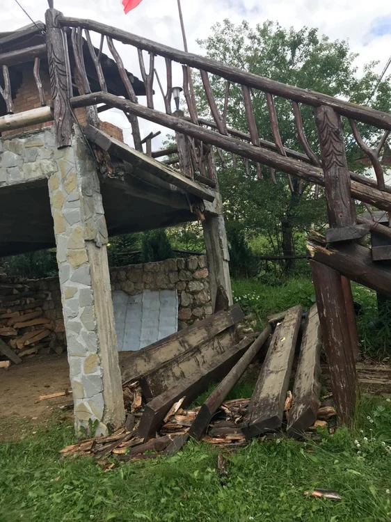 Buştenii din structura de rezistenţă a scării s-au rupt. Foto: victimă