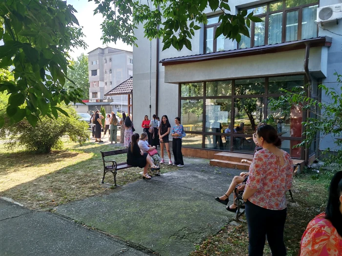 persoane_numeroase_langa_cladire_isj_olt_foto_alina_mitran