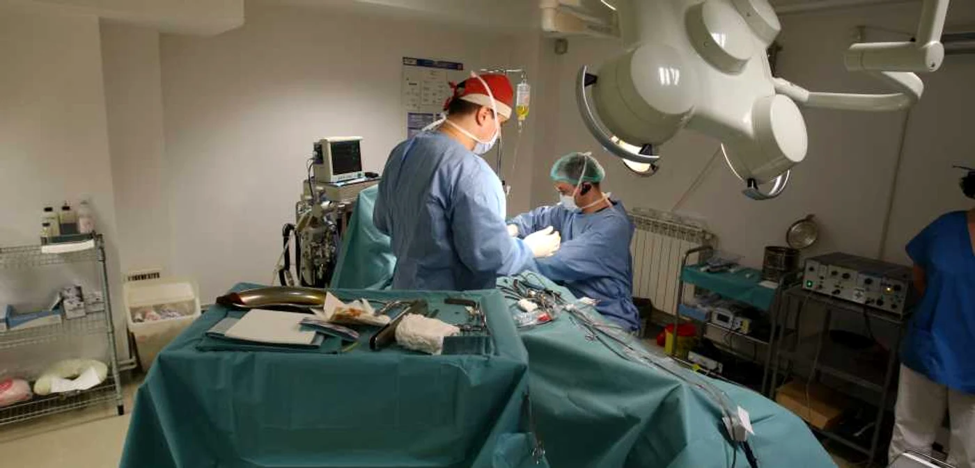 Medici în timpul unei intervenţii chirurgicale. FOTO: ADEVĂRUL