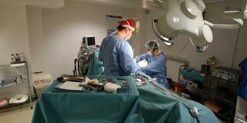 Medici în timpul unei intervenţii chirurgicale. FOTO: ADEVĂRUL