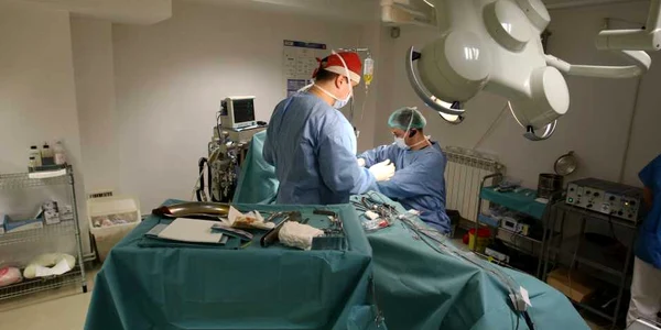 Medici în timpul unei intervenţii chirurgicale. FOTO: ADEVĂRUL