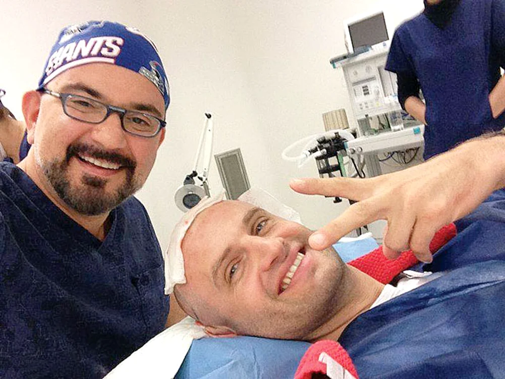 Sorin Brotnei, care a suferit  două implanturi de păr, îi  convinge pe români să  scape de chelie