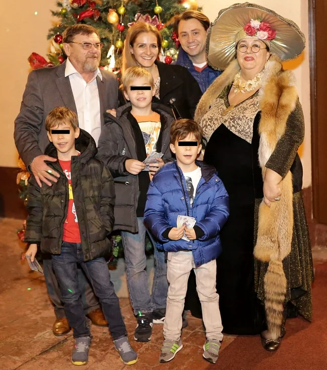 Celebra patroană, alături de soț, de fiu, de noră și de cei trei nepoți