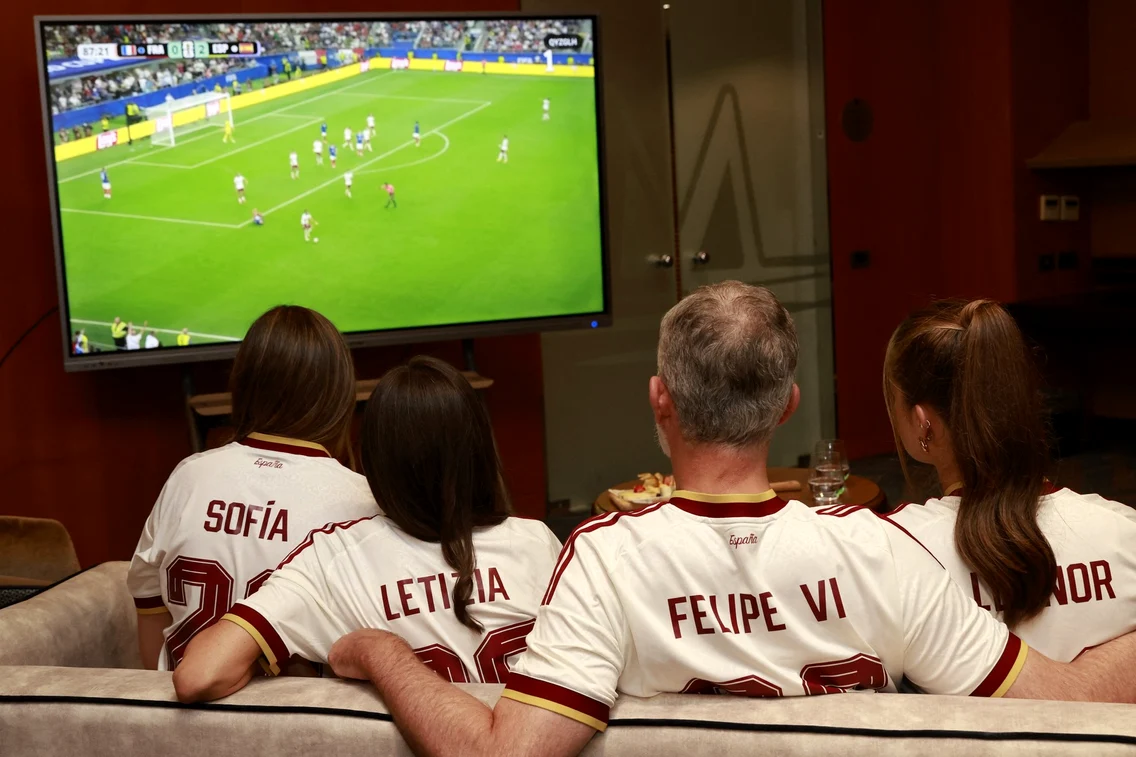 Regele Felipe, Regina Letizia, Prințesa Leonor și Infanta Sofia au urmărit meciul Spania-Franța din Campionatul Mondial de Fotbal. FOTO: Profimedia